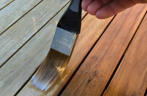 Applying teak oil